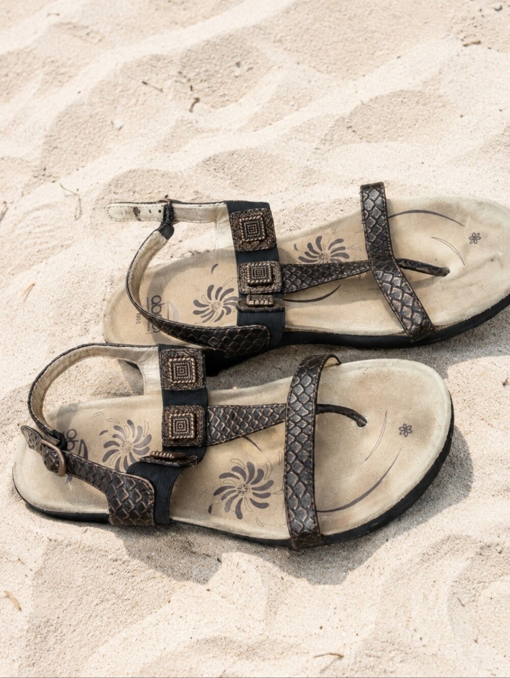 Abeo textured metallic neutral leather t strap thong  sandals Cork bed. Sz 9
